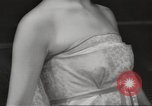 Standbild verwestlicht Kimonos Japan, 1958, aus Sekunde 49 historischem Filmmaterial Videoclip 65675066503