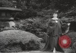 Standbild verwestlicht Kimonos Japan, 1958, aus Sekunde 53 historischem Filmmaterial Videoclip 65675066503
