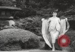 Standbild verwestlicht Kimonos Japan, 1958, aus Sekunde 55 historischem Filmmaterial Videoclip 65675066503