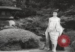 Standbild verwestlicht Kimonos Japan, 1958, aus Sekunde 56 historischem Filmmaterial Videoclip 65675066503