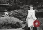Standbild verwestlicht Kimonos Japan, 1958, aus Sekunde 57 historischem Filmmaterial Videoclip 65675066503