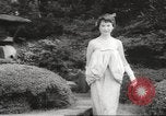 Standbild verwestlicht Kimonos Japan, 1958, aus Sekunde 59 historischem Filmmaterial Videoclip 65675066503