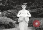 Standbild verwestlicht Kimonos Japan, 1958, aus Sekunde 60 historischem Filmmaterial Videoclip 65675066503