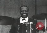 Image Jimmy Rushing effectuant sur scène avec son combo Allemagne, 1960, de la seconde 8 séquences d'archives historiques vidéo 65675066556