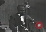 Image Jimmy Rushing effectuant sur scène avec son combo Allemagne, 1960, de la seconde 25 séquences d'archives historiques vidéo 65675066556