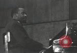 Image Jimmy Rushing effectuant sur scène avec son combo Allemagne, 1960, de la seconde 26 séquences d'archives historiques vidéo 65675066556