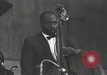 Image Jimmy Rushing effectuant sur scène avec son combo Allemagne, 1960, de la seconde 32 séquences d'archives historiques vidéo 65675066556