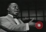 Standbild Louis Armstrong singt United States USA, 1943, aus Sekunde 1 historischem Filmmaterial Videoclip 65675066562