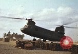 Standbild CH-47 Chinook Vietnam, 1969, aus Sekunde 25 historischem Filmmaterial Videoclip 65675066567