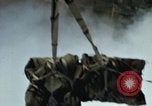 Standbild Munition laden Vietnam, 1969, aus Sekunde 23 historischem Filmmaterial Videoclip 65675066568