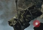 Standbild Munition laden Vietnam, 1969, aus Sekunde 26 historischem Filmmaterial Videoclip 65675066568