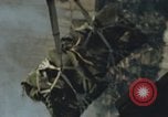 Standbild Munition laden Vietnam, 1969, aus Sekunde 29 historischem Filmmaterial Videoclip 65675066568