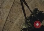 Standbild Munition laden Vietnam, 1969, aus Sekunde 45 historischem Filmmaterial Videoclip 65675066568
