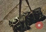 Standbild Munition laden Vietnam, 1969, aus Sekunde 53 historischem Filmmaterial Videoclip 65675066568