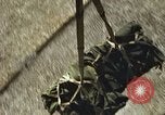 Standbild Munition laden Vietnam, 1969, aus Sekunde 58 historischem Filmmaterial Videoclip 65675066568