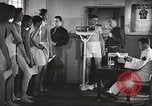 Immagine di Nutrizione soldato nella seconda guerra mondiale United States USA, 1943, secondo 18 filmato di repertorio 65675066585