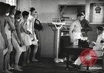 Immagine di Nutrizione soldato nella seconda guerra mondiale United States USA, 1943, secondo 19 filmato di repertorio 65675066585