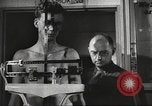Immagine di Nutrizione soldato nella seconda guerra mondiale United States USA, 1943, secondo 23 filmato di repertorio 65675066585