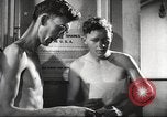 Immagine di Nutrizione soldato nella seconda guerra mondiale United States USA, 1943, secondo 26 filmato di repertorio 65675066585