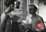Immagine di Nutrizione soldato nella seconda guerra mondiale United States USA, 1943, secondo 27 filmato di repertorio 65675066585