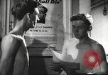 Immagine di Nutrizione soldato nella seconda guerra mondiale United States USA, 1943, secondo 28 filmato di repertorio 65675066585