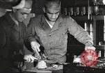 Immagine di Nutrizione soldato nella seconda guerra mondiale United States USA, 1943, secondo 31 filmato di repertorio 65675066585
