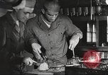 Immagine di Nutrizione soldato nella seconda guerra mondiale United States USA, 1943, secondo 32 filmato di repertorio 65675066585