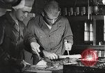 Immagine di Nutrizione soldato nella seconda guerra mondiale United States USA, 1943, secondo 33 filmato di repertorio 65675066585