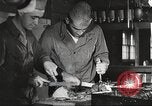Immagine di Nutrizione soldato nella seconda guerra mondiale United States USA, 1943, secondo 34 filmato di repertorio 65675066585