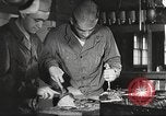 Immagine di Nutrizione soldato nella seconda guerra mondiale United States USA, 1943, secondo 35 filmato di repertorio 65675066585