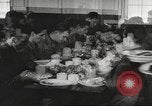 Immagine di Nutrizione soldato nella seconda guerra mondiale United States USA, 1943, secondo 39 filmato di repertorio 65675066585