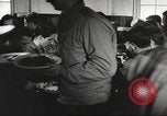 Immagine di Nutrizione soldato nella seconda guerra mondiale United States USA, 1943, secondo 40 filmato di repertorio 65675066585