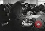 Immagine di Nutrizione soldato nella seconda guerra mondiale United States USA, 1943, secondo 41 filmato di repertorio 65675066585