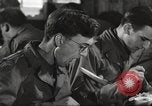 Immagine di Nutrizione soldato nella seconda guerra mondiale United States USA, 1943, secondo 42 filmato di repertorio 65675066585