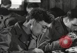 Immagine di Nutrizione soldato nella seconda guerra mondiale United States USA, 1943, secondo 44 filmato di repertorio 65675066585