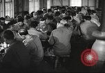 Immagine di Nutrizione soldato nella seconda guerra mondiale United States USA, 1943, secondo 45 filmato di repertorio 65675066585