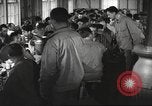 Immagine di Nutrizione soldato nella seconda guerra mondiale United States USA, 1943, secondo 48 filmato di repertorio 65675066585