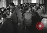 Immagine di Nutrizione soldato nella seconda guerra mondiale United States USA, 1943, secondo 49 filmato di repertorio 65675066585