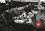 Immagine di Nutrizione soldato nella seconda guerra mondiale United States USA, 1943, secondo 50 filmato di repertorio 65675066585