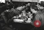Immagine di Nutrizione soldato nella seconda guerra mondiale United States USA, 1943, secondo 51 filmato di repertorio 65675066585