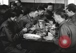 Immagine di Nutrizione soldato nella seconda guerra mondiale United States USA, 1943, secondo 52 filmato di repertorio 65675066585