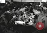 Immagine di Nutrizione soldato nella seconda guerra mondiale United States USA, 1943, secondo 53 filmato di repertorio 65675066585