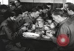 Immagine di Nutrizione soldato nella seconda guerra mondiale United States USA, 1943, secondo 54 filmato di repertorio 65675066585