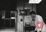 Immagine di Nutrizione soldato nella seconda guerra mondiale United States USA, 1943, secondo 60 filmato di repertorio 65675066585