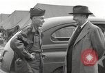 Standbild Congressional Gruppe in Camp Lucky Strike Saint Valery Frankreich, 1945, aus Sekunde 19 historischem Filmmaterial Videoclip 65675066602