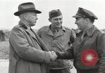 Standbild Congressional Gruppe in Camp Lucky Strike Saint Valery Frankreich, 1945, aus Sekunde 29 historischem Filmmaterial Videoclip 65675066602
