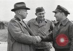 Standbild Congressional Gruppe in Camp Lucky Strike Saint Valery Frankreich, 1945, aus Sekunde 32 historischem Filmmaterial Videoclip 65675066602