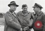 Standbild Congressional Gruppe in Camp Lucky Strike Saint Valery Frankreich, 1945, aus Sekunde 33 historischem Filmmaterial Videoclip 65675066602