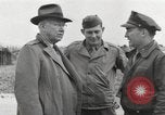Standbild Congressional Gruppe in Camp Lucky Strike Saint Valery Frankreich, 1945, aus Sekunde 34 historischem Filmmaterial Videoclip 65675066602