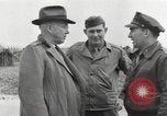 Standbild Congressional Gruppe in Camp Lucky Strike Saint Valery Frankreich, 1945, aus Sekunde 35 historischem Filmmaterial Videoclip 65675066602